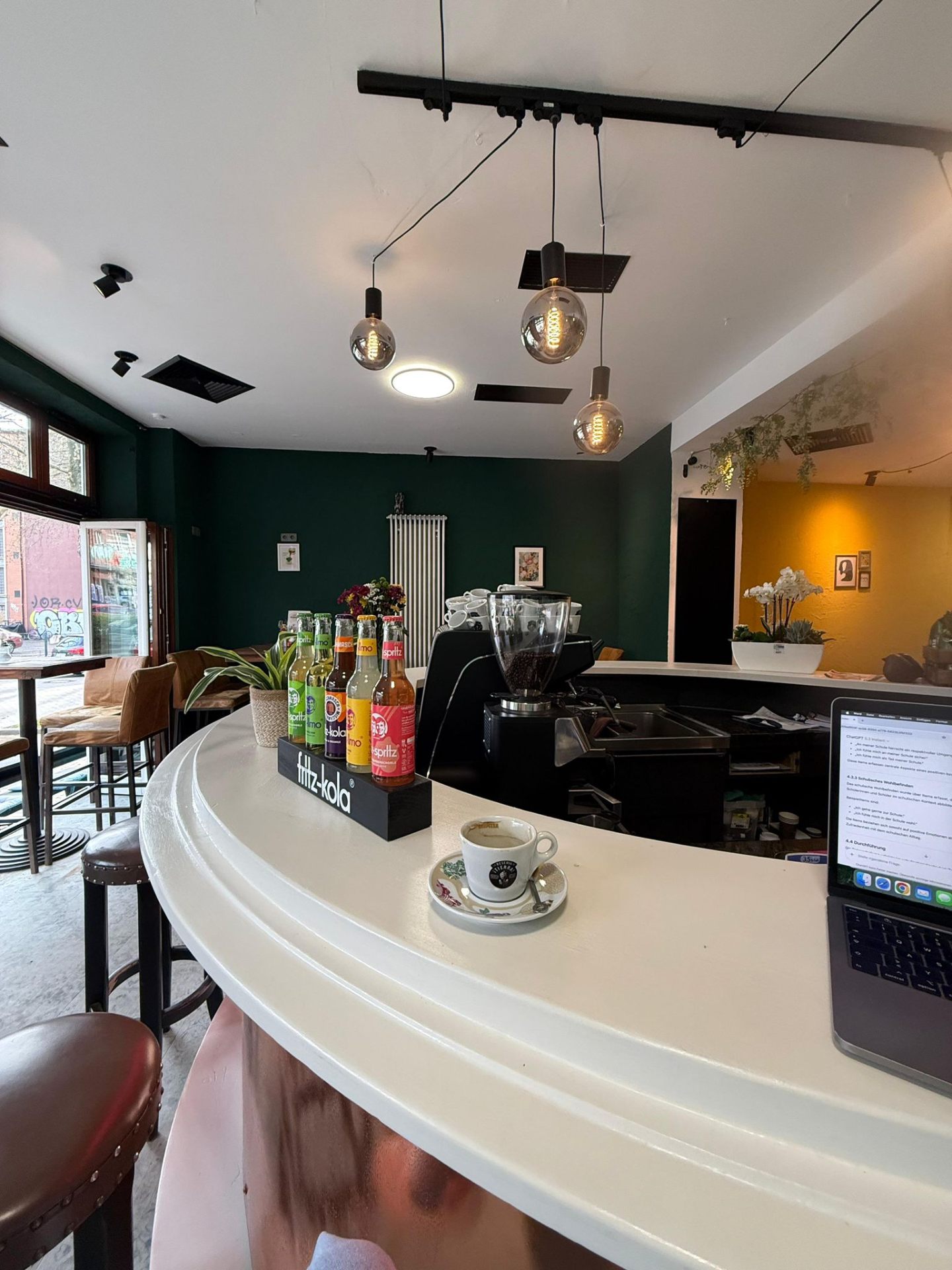 Auswahl an Fritz-Kola und Limonaden an der Bar